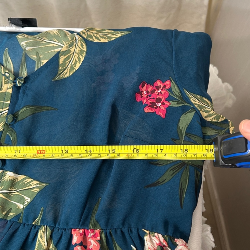 Torrid High -Low Floral Top
Size 00
Beautiful - Picture 4 of 6